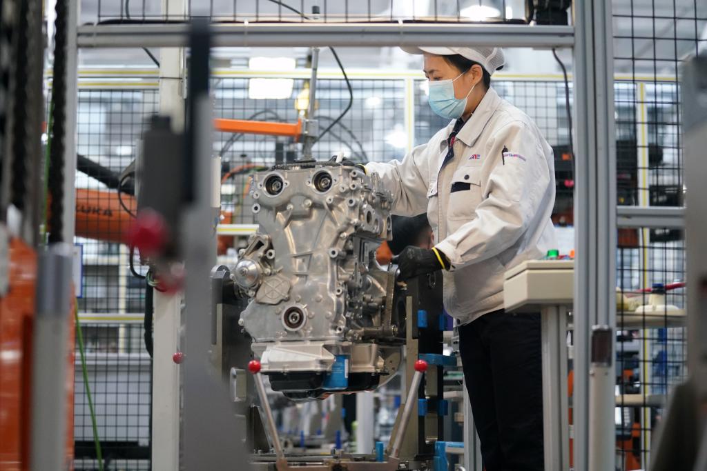 4月15日，在哈爾濱東安汽車動力股份有限公司生產(chǎn)車間內(nèi)，工人在生產(chǎn)作業(yè)。新華社記者 王建威 攝